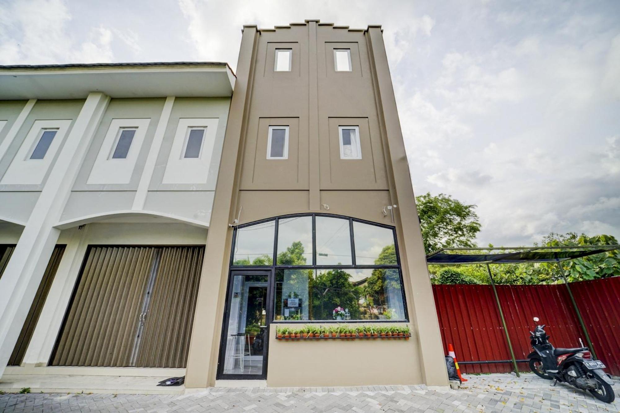 Super Oyo 90778 River Inn Malioboro Yogyakarta Exterior photo