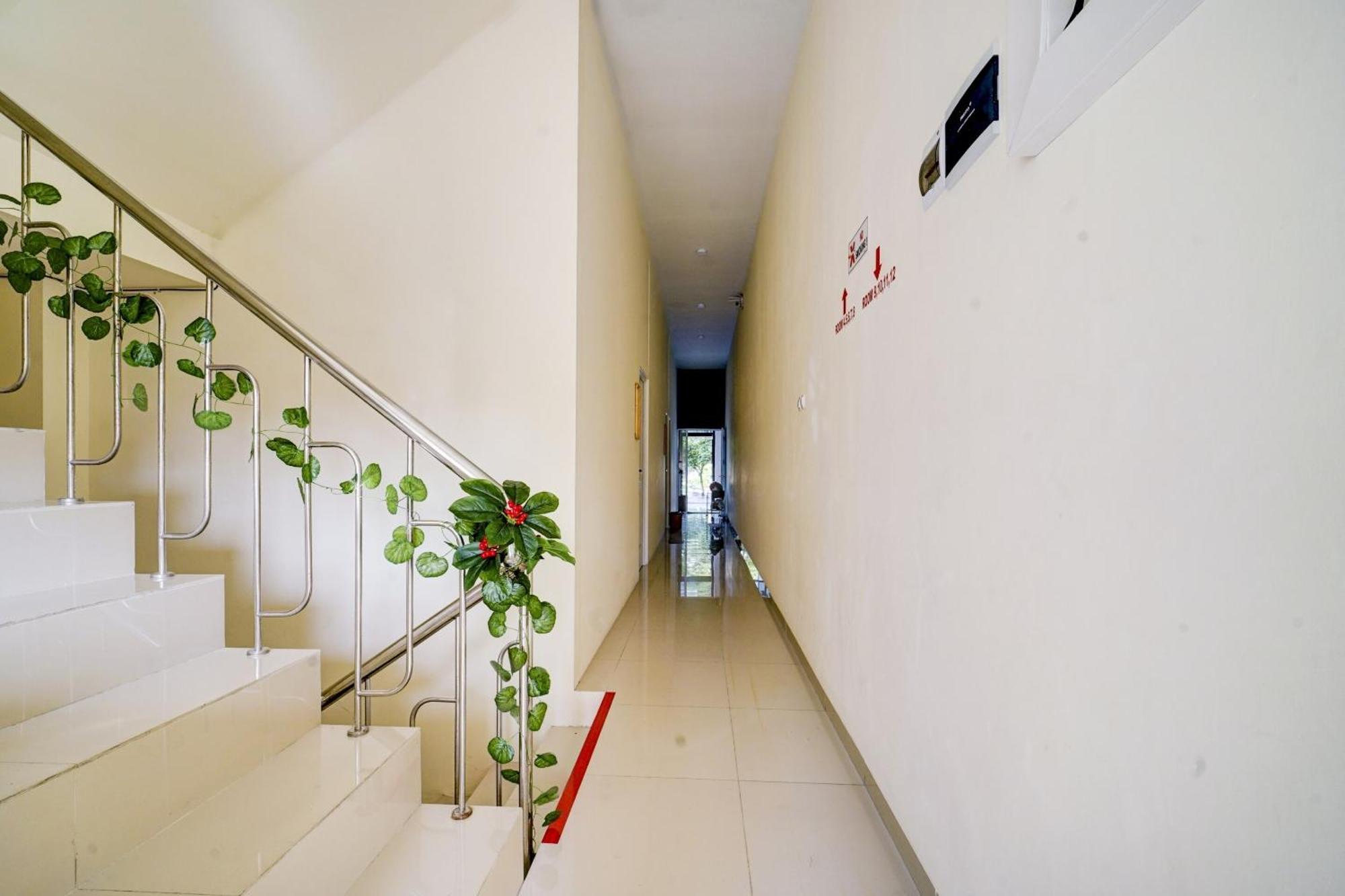 Super Oyo 90778 River Inn Malioboro Yogyakarta Exterior photo